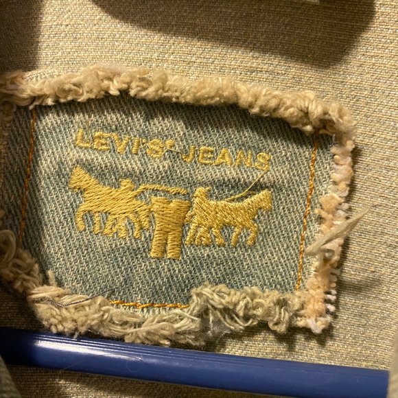 Levi's Light Wash Distressed Denim Crop Jacket - Picture 4 of 8